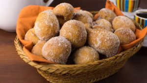 Receita de bolinho de chuva tradicional fácil de fazer