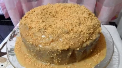 bolo vulcão de paçoca em um prato transparente !