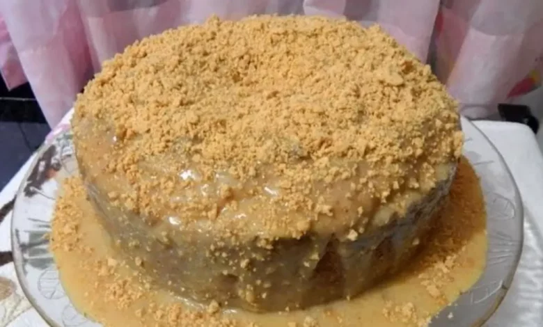 bolo vulcão de paçoca em um prato transparente !