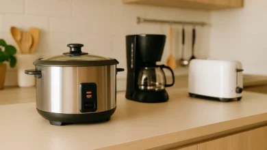 Cena de cozinha moderna com eletrodomésticos que facilitam vida, destaque para panela de arroz e utensílios