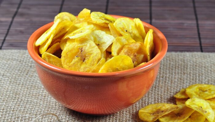 chips de banana e pão caseiro