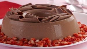 Manjar de chocolate com calda de morango, uma delicia