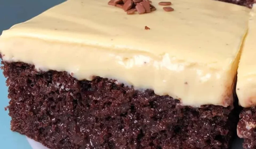 Bolo de chocolate molhadinho com cobertura de mousse de maracujá