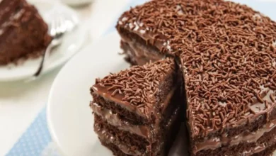 Bolo nega maluca com recheio de chocolate em cima de um prato branco