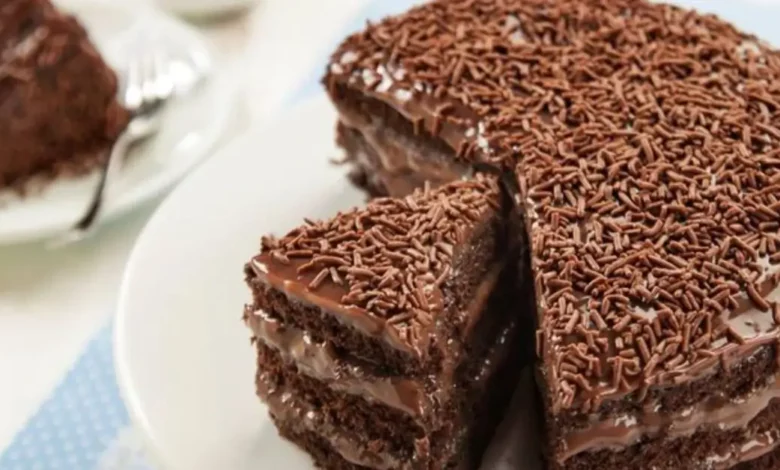 Bolo nega maluca com recheio de chocolate em cima de um prato branco