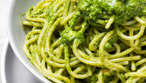 Prato vegano de espaguete ao molho pesto de couve