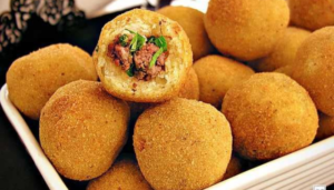 Bolinho de mandioca recheado com carne moída