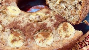 Bolo de banana com granola