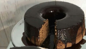 Receita de bolo de café com calda de chocolate