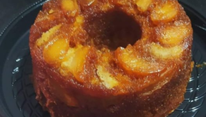 Bolo de maçã caramelizado simples de fazer