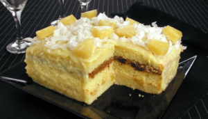 Bolo de abacaxi com ameixa e coco 