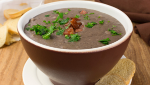 Caldo de feijão preto para o inverno