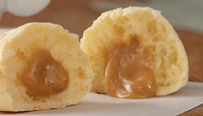 pão de queijo com doce de leite