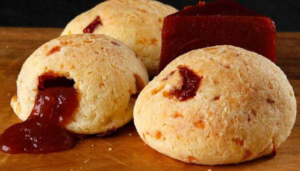 Pão de queijo com goiabada