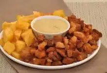 Comida de boteco: porção de torresmo com mandioca