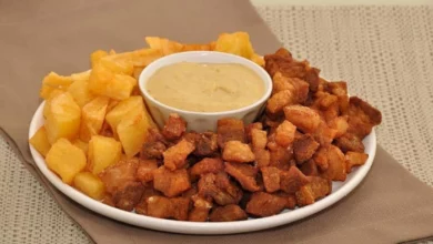 Comida de boteco: porção de torresmo com mandioca