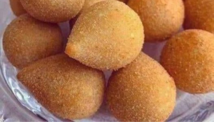 Coxinha de mandioca com recheio de carne