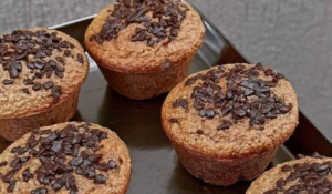 Muffin de banana com canela e cacau