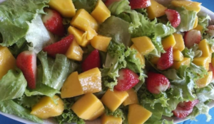 salada de alface com frutas