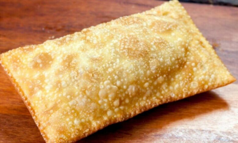 Delícia de pastel de queijo com crosta dourada e crocante, ideal para quem busca um lanche saboroso e tradicional brasileiro.