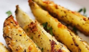 Batata assada com alho, ervas e parmesão