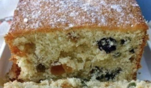 Bolo de rum com frutas