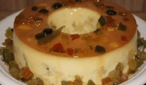 Pudim natalino com frutas cristalizadas