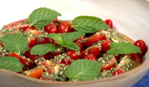 Salada de tomate com pesto de hortelã