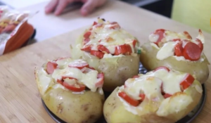 Batata recheada com salsicha e queijo