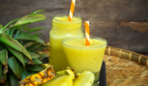 Suco de abacaxi com chá verde