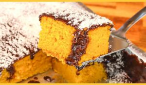 Bolo de cenoura fofinho e com calda de chocolate e coco!