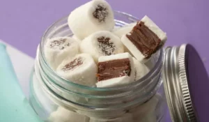 Bala de coco recheada com brigadeiro