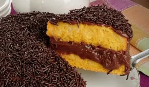 Bolo de cenoura trufado de brigadeiro