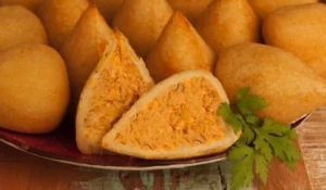 Coxinha de frango com massa de mandioca crocante e suculenta