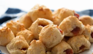 Receita de pão de queijo com batata doce e recheio de goiabada