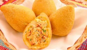 Receita de coxinha de mandioca com recheio de frango