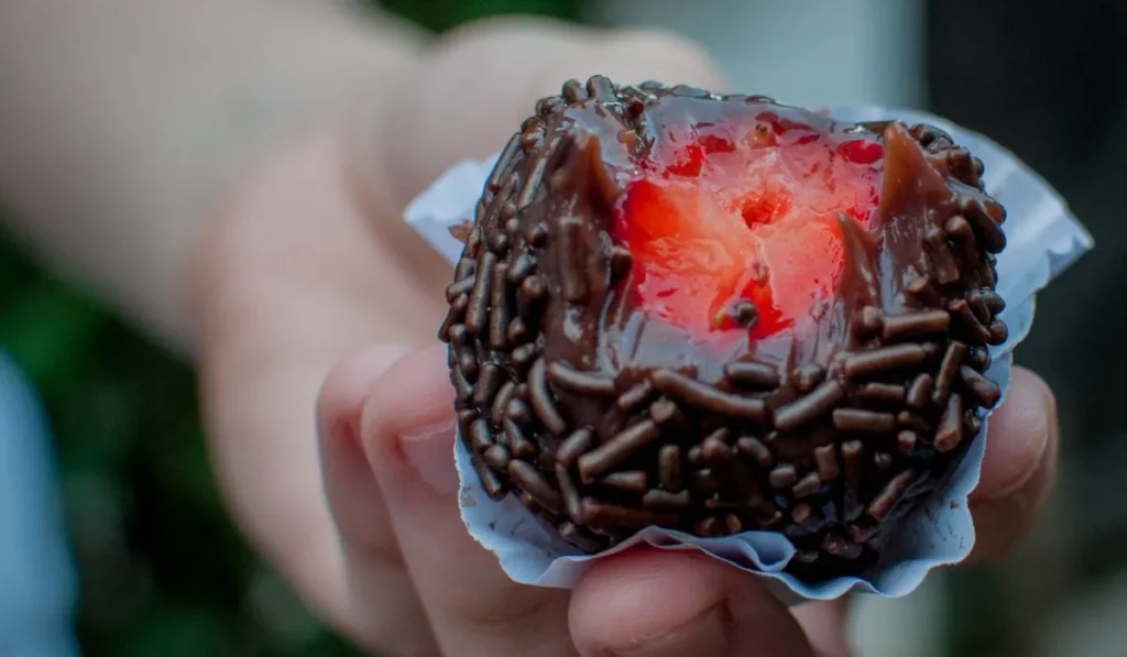 Brigadeiro recheado super gostoso, fácil e rápido de preparar