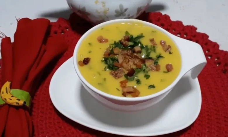 Caldo de mandioquinha com calabresa para comer no inverno