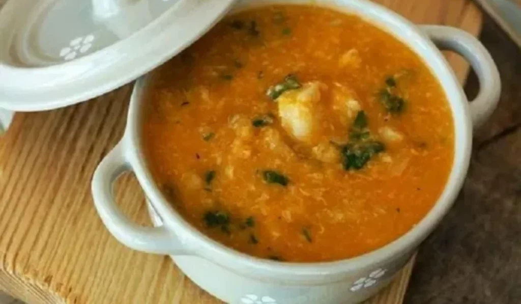 Caldo de peixe bem temperado  Foto Yandex imagens