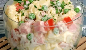 Salada de macarrão simples para o almoço de domingo