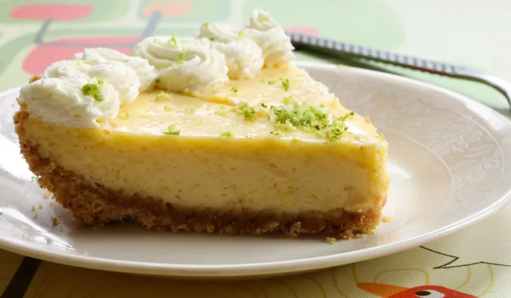 Torta de limão de travessa para servir de sobremesa no domingo