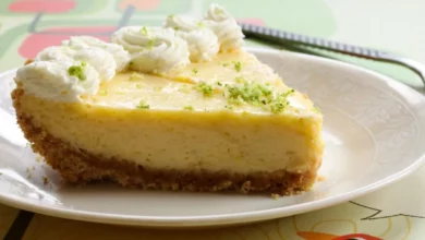 Torta de limão de travessa para servir de sobremesa no domingo