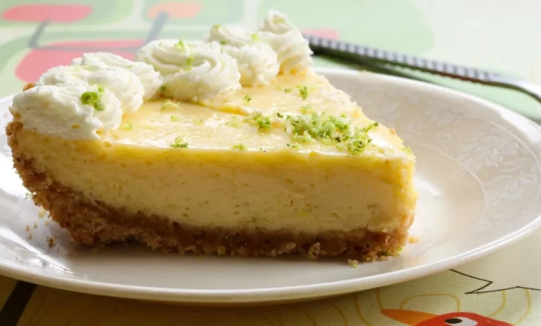 Torta de limão de travessa para servir de sobremesa no domingo