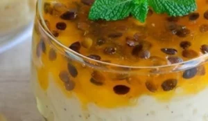 Arroz doce com calda de maracujá