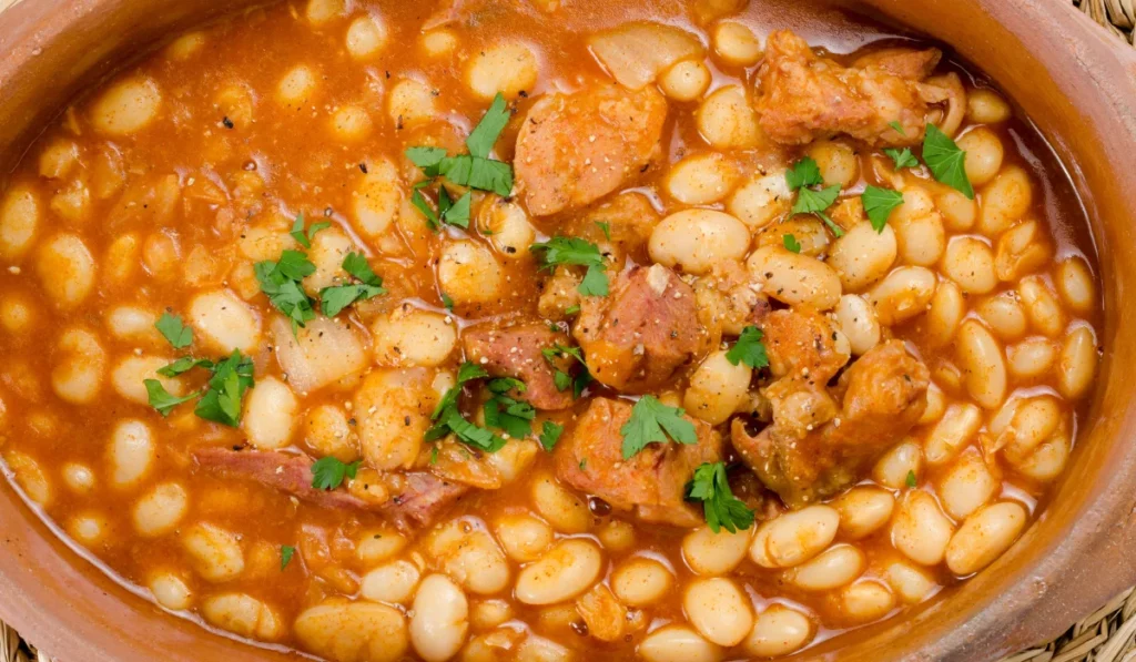 feijoada de feijão branco Foto Canva Pro