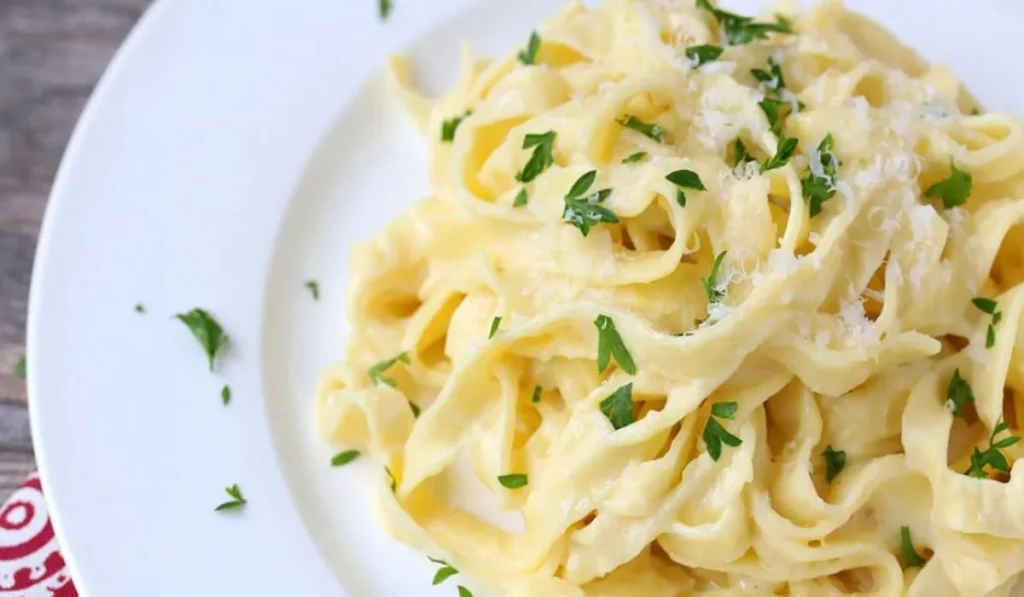 Macarrão com 4 ingredientes faça em poucos minutos