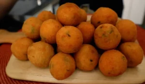 Bolinho de mandioca crocante e rápido de fazer pronto em 5 minutos