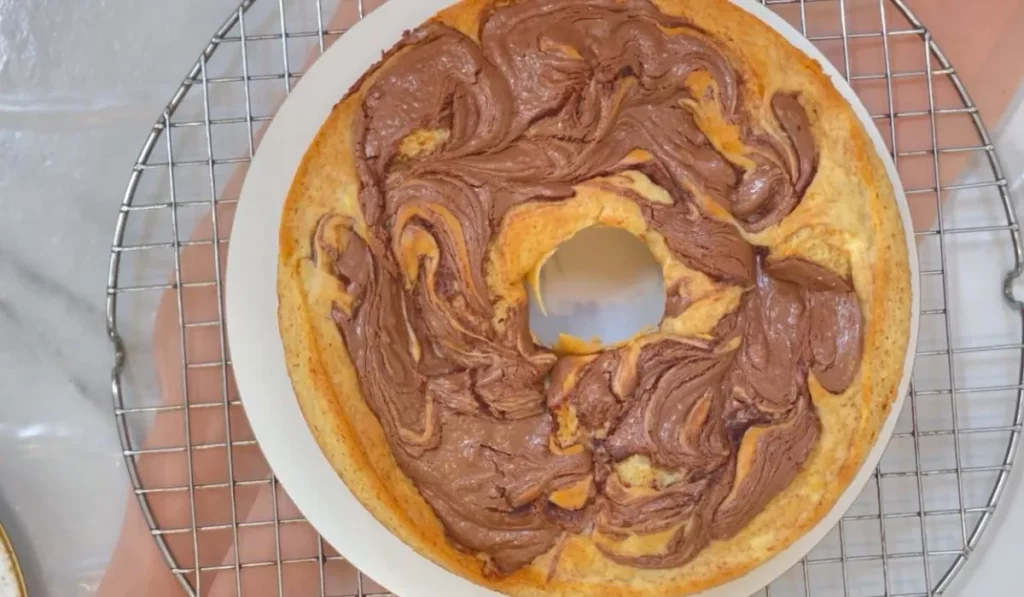 A receita de bolo de banana com nutella é muito simples de preparar, além do sabor maravilhoso todo a família vai amar.