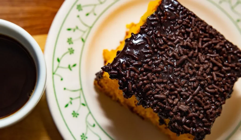 Bolo de cenoura com cobertura de chocolate