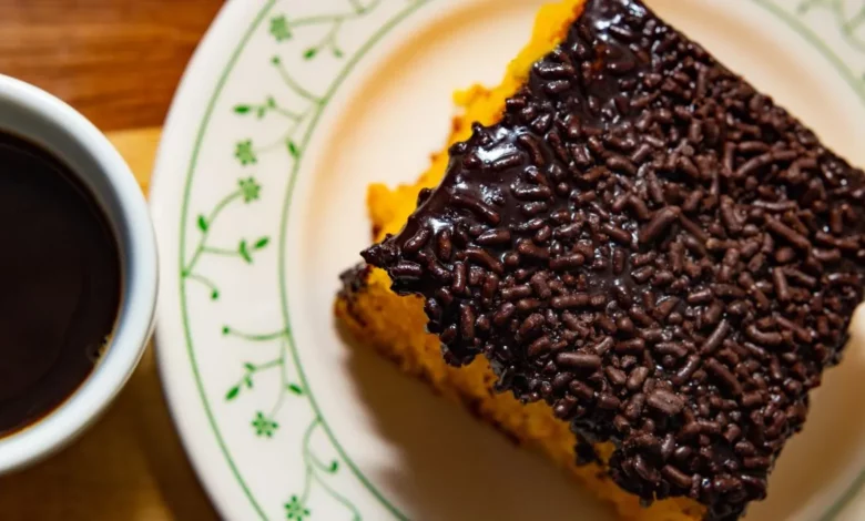 Bolo de cenoura com cobertura de chocolate